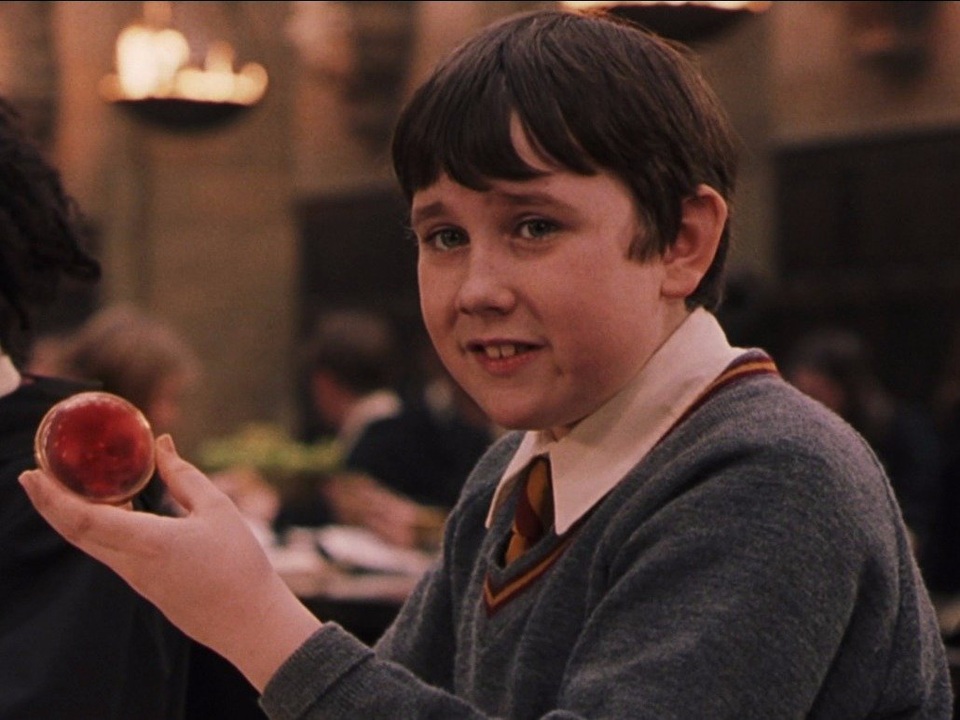 Dàn “sao” phim Harry Potter ngày ấy - bây giờ - 13
Matthew Lewis quá thành công khi thể hiện vai cậu nhóc phù thủy ngốc ngếch, hiền lành Neville Longbottom. Neville ngày thường rất ngù ngờ nhưng khi cần cũng có thể trở thành một hiệp sỹ dũng cảm. Neville Longbottom khi kết phim đã trở thành giáo sư của trường Hogwarts, cái kết đẹp cho một nhân vật đáng yêu như vậy!