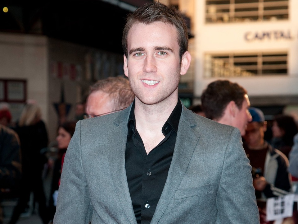 Dàn “sao” phim Harry Potter ngày ấy - bây giờ - 14
Matthew Lewis hiện tại 28 tuổi, anh tham gia khá nhiều phim và các vở kịch tại Anh khi phim Harry Potter đóng máy. Matthew Lewis giờ đã trở thành anh chàng điển trai, cao to lực lưỡng, không ngại chụp ảnh nóng trên tạp chí. Hồi cuối năm 2016, Matthew Lewis đã ngỏ lời cầu hôn bạn gái Angela Jones chỉ 4 tháng sau khi cô hoàn tất thủ tục ly dị chồng.