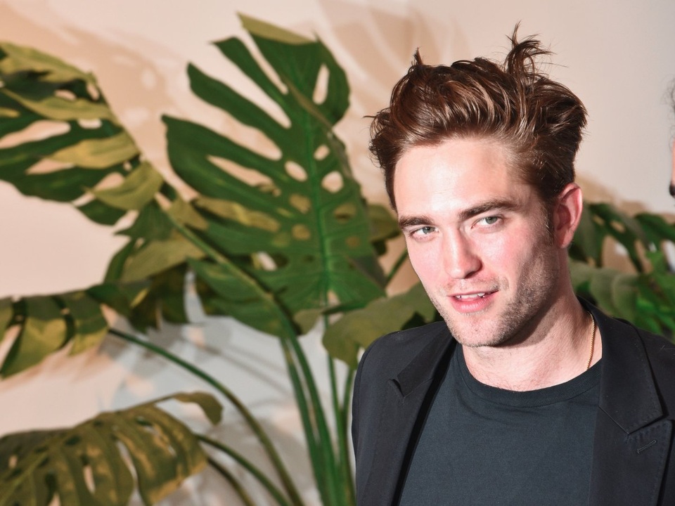 Dàn “sao” phim Harry Potter ngày ấy - bây giờ - 18
Thành công của phim Chạng vạng giúp Robert Pattinson có trong tay nhiều lời mời đóng phim đắt giá, anh cũng thường xuyên lọt top những sao nam điển trai nhất thế giới, ký hợp đồng quảng cáo với nhiều thương hiệu thời trang danh tiếng. Chuyện tình cảm của anh và bạn diễn Kristen Stewart từng là tâm điểm của các tờ báo, trang tin. Sắp tới, fans sẽ được gặp lại ngôi sao 31 tuổi này với vai diễn trong phim Damsel.