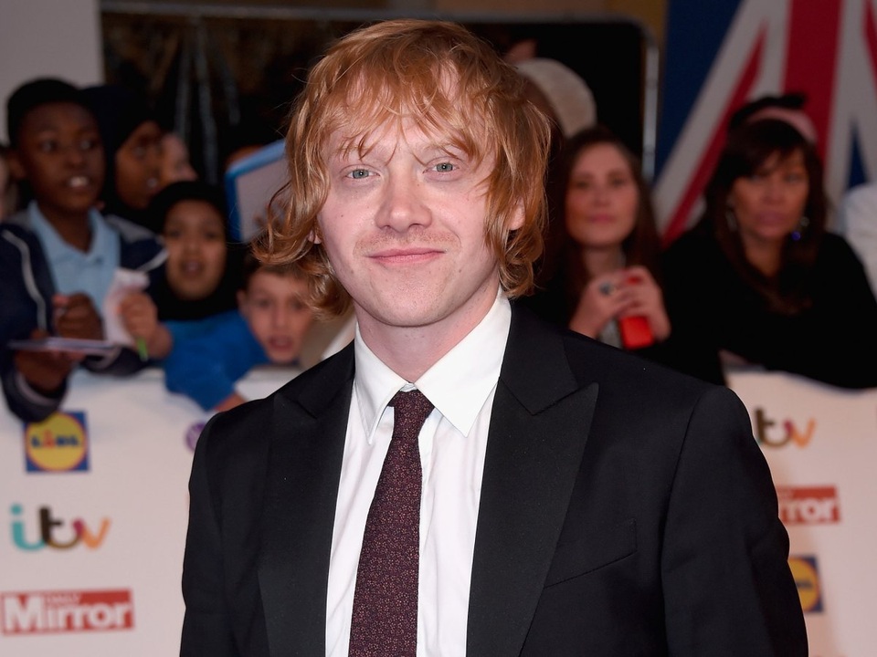 Dàn “sao” phim Harry Potter ngày ấy - bây giờ - 4
Rupert Grint hiện 29 tuổi và sở hữu khối tài sản chừng 50 triệu đô la. Sau Harry Potter, anh tham gia một bộ phim Thunderpants không mấy tên tuổi. Sự nghiệp điện ảnh của nam diễn viên này không mấy khởi sắc sau Harry Potter nhưng anh lại rất thành công khi quản lý một công ty kinh doanh bất động sản và 1 công ty điện ảnh. Grint từng tiết lộ anh vẫn giữ quan hệ bạn bè với một số bạn diễn cùng trong phim Harry Potter sau khi phim đóng máy