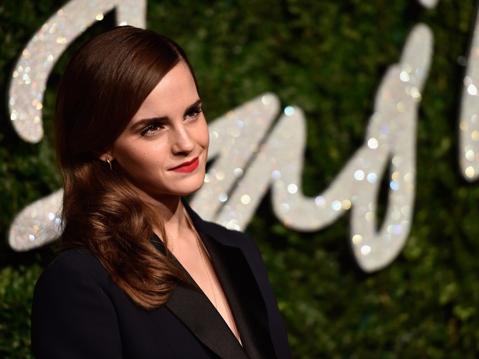 Dàn “sao” phim Harry Potter ngày ấy - bây giờ - 6
Nổi tiếng và giàu có rất sớm nhưng Emma Watson có cuộc sống vô cùng bình yên và đơn giản. Sau khi phim Harry Potter đóng máy, Emma khi đó đã là gương mặt quảng cáo của Burberry và Lancôme, nhận được hàng loạt lời mời đóng phim đình đám nhưng cô quyết theo đuổi việc học đại học ở trường có tiếng Brown. Người đẹp sau đó đã lấy được bằng cử nhân chuyên ngành văn học Anh quốc. Ngôi sao tóc nâu hiện là một nhà hoạt động xã hội tích cực, đại sứ thiện chí của LHQ, luôn có tên trong danh sách những sao mặc đẹp nhất thế giới. Sắp tới, khán giả sẽ gặp lại cô trong bộ phim Người đẹp và quái thú.