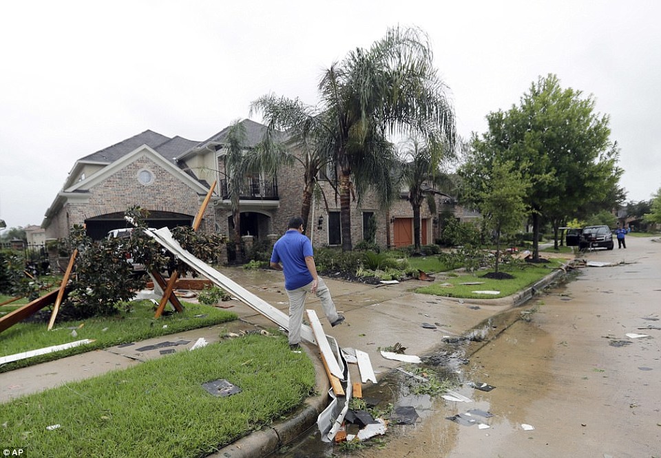 Mỹ: Texas hứng bão mạnh nhất trong hơn 50 năm, 1 người chết - 14 Mỹ: Texas hứng bão mạnh nhất trong hơn 50 năm, 1 người chết - 14