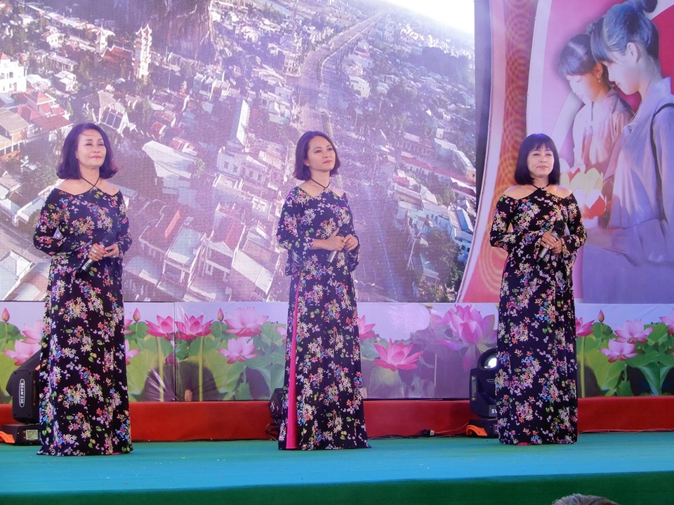 Ca khúc Cõng mẹ đi chơi do ba ca sĩ thể hiện khiến người nghe xúc động trong lễ Vu Lan báo hiếu