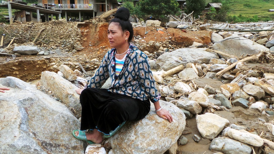 “Lũ quét như con mãnh thú chồm xuống cuốn phăng nhà đi!” - 3 Cô Lường Thị Pọm thẫn thờ trên vị trí trước kia là ngôi nhà của mình.