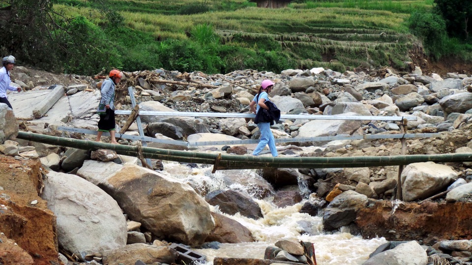 Lũ san phẳng 4 ngôi nhà, suối đổi dòng sau một đêm - 8 Lực lượng chức năng làm một cây cầu tạm qua con suối mới đổi dòng.