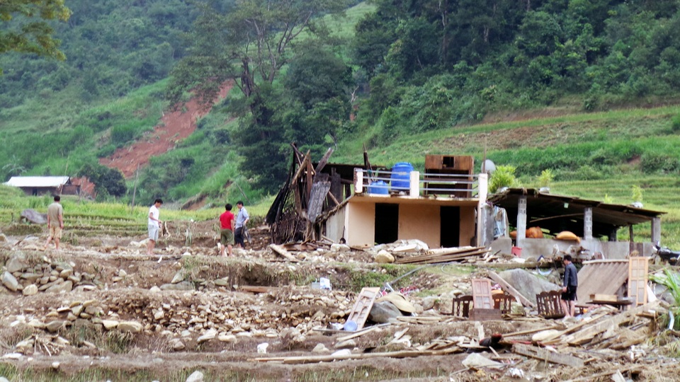 Lũ san phẳng 4 ngôi nhà, suối đổi dòng sau một đêm - 1 Rạng sáng 11/10, cơ lũ quét qua bản Hát 2, xã Hát Lừu, huyện Trạm Tấu, Yên Bái. Vị trí mọi người đang đứng trước đó là 2 ngôi nhà.