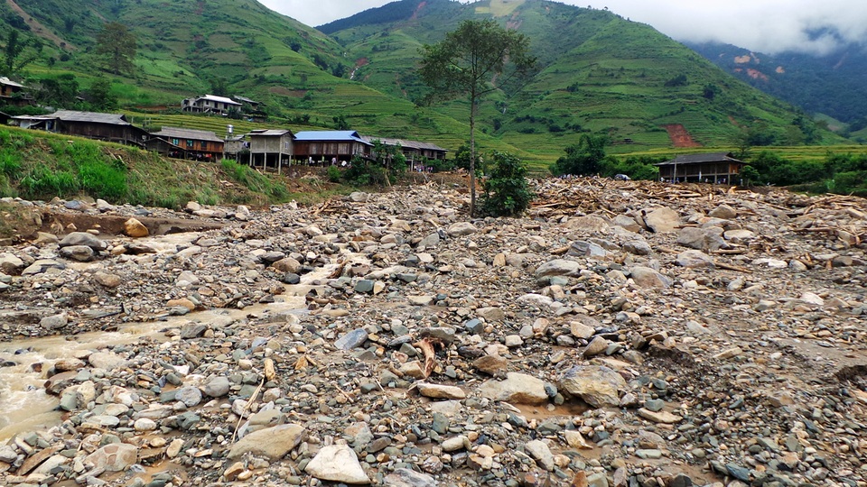 Lũ san phẳng 4 ngôi nhà, suối đổi dòng sau một đêm - 10 Nhà cửa, ruộng nương giờ trở thành bãi đá mênh mông.