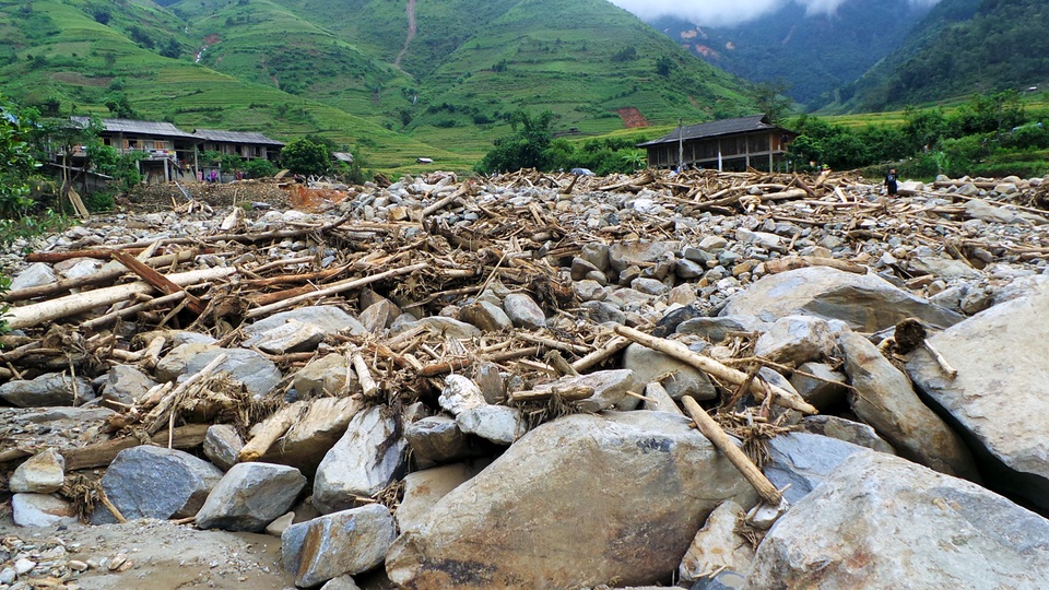 “Lũ quét như con mãnh thú chồm xuống cuốn phăng nhà đi!” - 1 Khu vực trước đây là 4 ngôi nhà thì nay chỉ còn đá với cây.