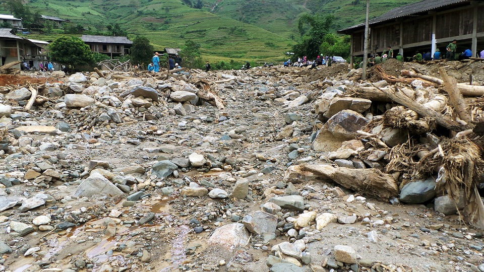 Lũ san phẳng 4 ngôi nhà, suối đổi dòng sau một đêm - 5 Lũ cuốn phăng 4 ngôi nhà. Khó có thể nhận ra dấu tích cho thấy từng có nhà ở bãi đá này.