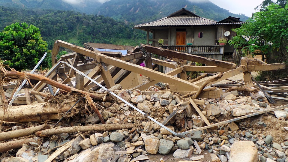 Lũ san phẳng 4 ngôi nhà, suối đổi dòng sau một đêm - 4 Một ngôi nhà bị lũ vò nát.