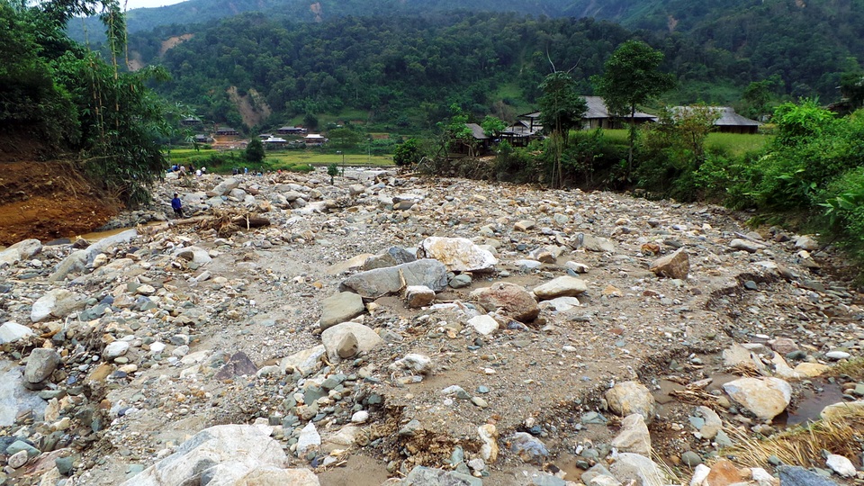 Lũ san phẳng 4 ngôi nhà, suối đổi dòng sau một đêm - 3 Ao cá của người dân giờ trở thành bãi đất đá.