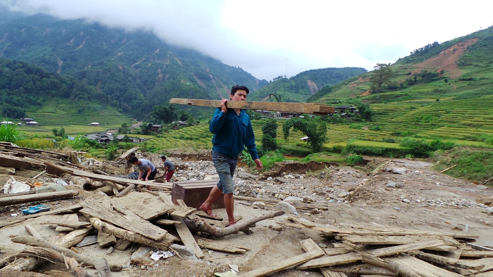 Lũ san phẳng 4 ngôi nhà, suối đổi dòng sau một đêm - 2 Người dân cố gắng thu gom những gì còn sót lại.