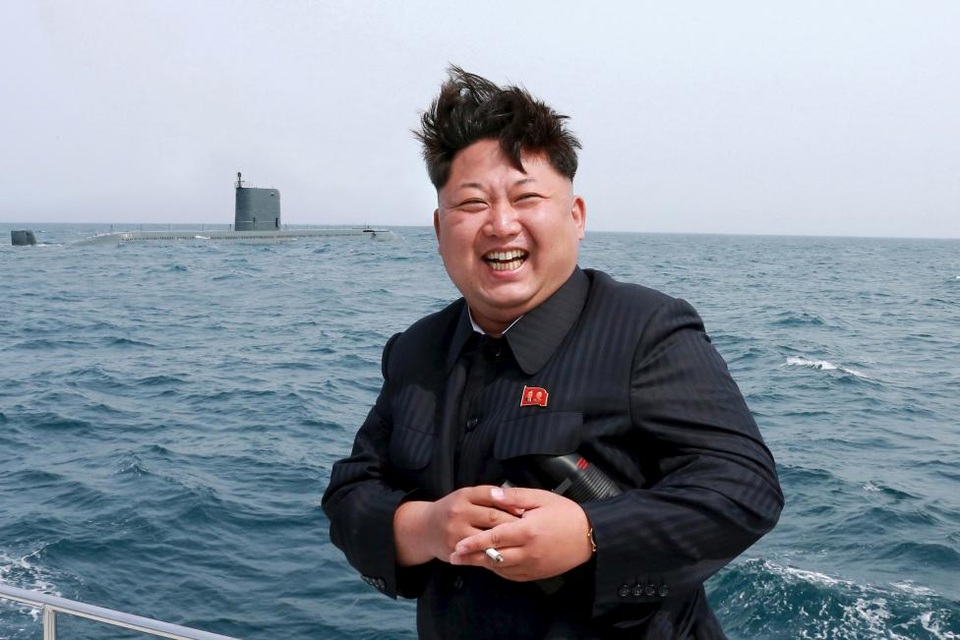 Tham vọng hạt nhân của Triều Tiên làm dậy sóng thế giới - 10
Ông Kim Jong-un tươi cười khi quan sát một vụ thử nghiệm phóng tên lửa đạo đạo từ tàu ngầm (Ảnh: Reuters)