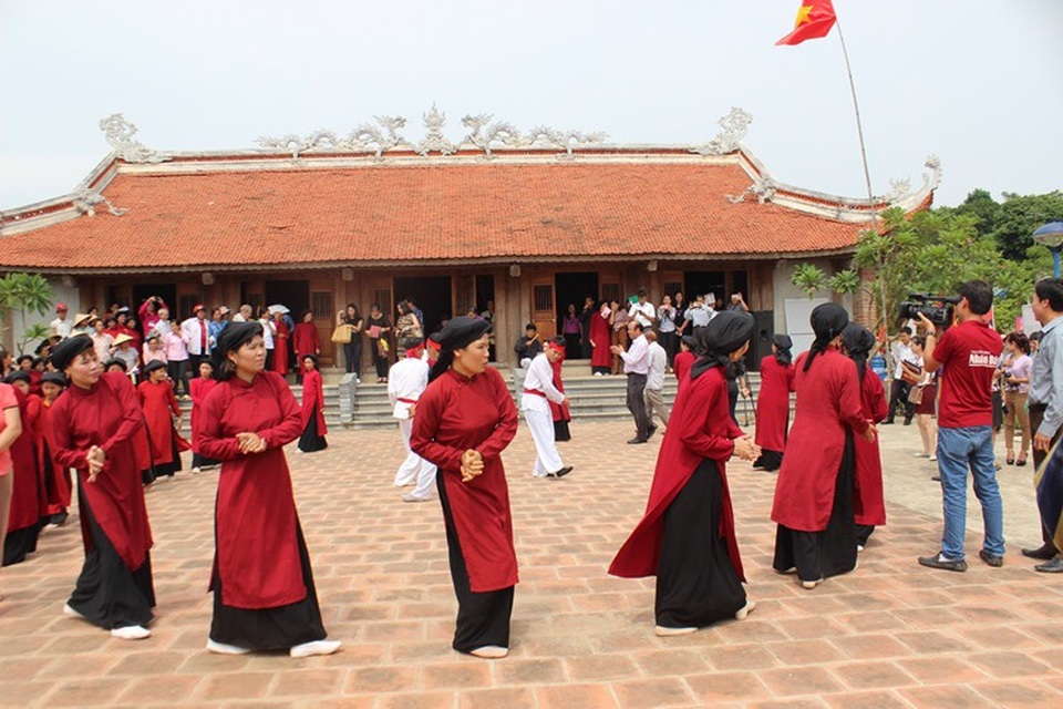 Hát Xoan Phú Thọ hết bảo vệ khẩn cấp, trở thành Di sản nhân loại - 1 Hình thức diễn Hát Xoan gắn liền với việc thờ cúng Hùng Vương, một tín ngưỡng bắt nguồn từ việc thực hành thờ cúng tổ tiên của người Việt. Ảnh: PT.