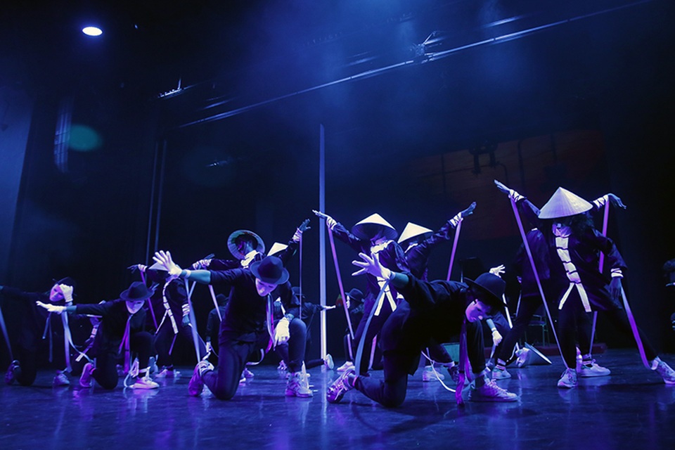 Đêm nhạc kịch thăng hoa của học sinh chuyên Hà Nội - Amsterdam - 11
Những màn vũ đạo độc đáo, kết hợp uyển chuyển giữa âm nhạc dân tộc, những bước nhảy được biên đạo mang âm hưởng quốc tế và màu sắc nhạc kịch hiện đại.