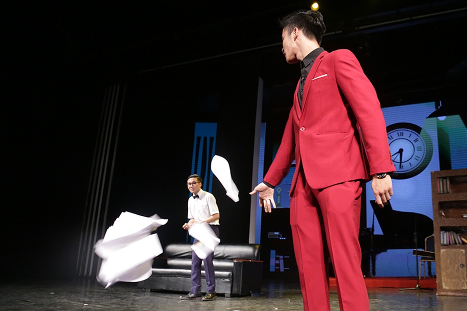 Đêm nhạc kịch thăng hoa của học sinh chuyên Hà Nội - Amsterdam - 2
Hà Nhật Minh – lớp 11 Địa hóa thân xuất sắc vào nhân vật ông chủ rạp hát Edgar giàu có, đào hoa nhưng hách dịch và coi trọng vật chất.