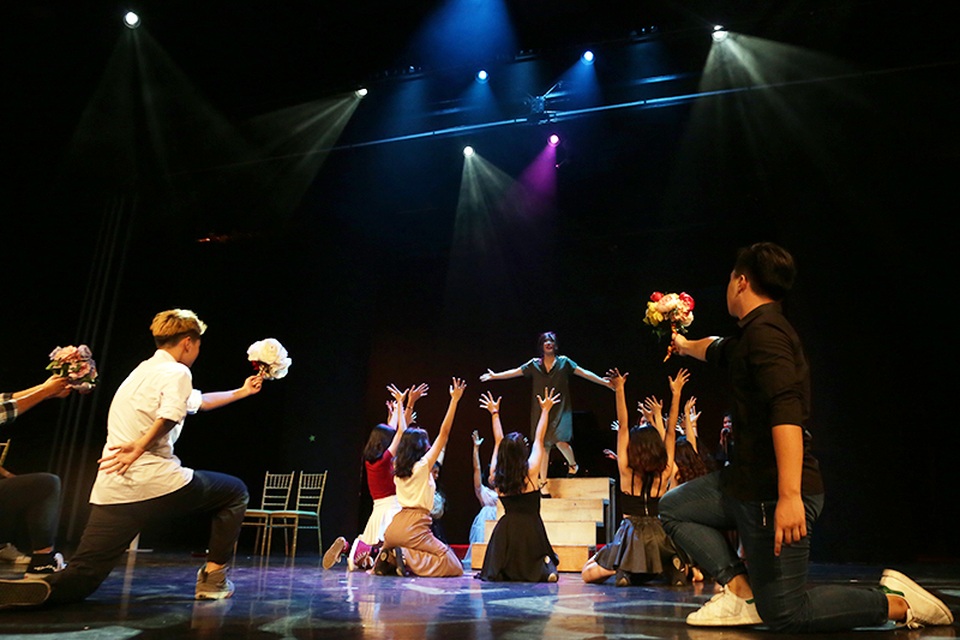 Đêm nhạc kịch thăng hoa của học sinh chuyên Hà Nội - Amsterdam - 4
Vì đam mê nghệ thuật, nữ ca sĩ đành lên sân khấu dù vẫn luôn lo lắng về lời cảnh báo có thể phải bỏ nghề nếu gượng ép bản thân quá sức.