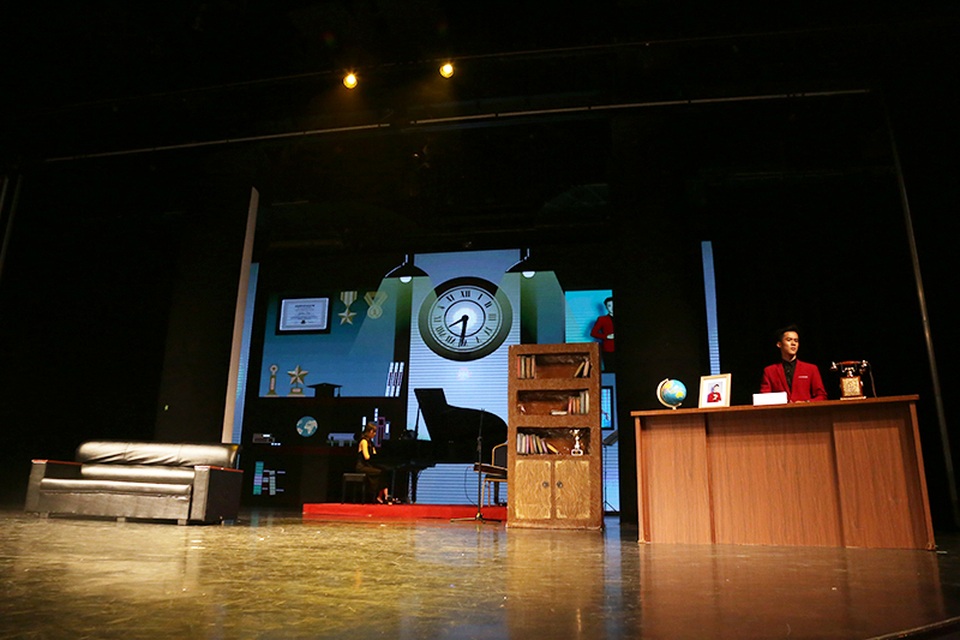 Đêm nhạc kịch thăng hoa của học sinh chuyên Hà Nội - Amsterdam - 5
Khoảnh khắc 8 giờ 31, đó là lúc Edgar chỉ có một mình trong phòng làm việc, đơn độc và yên tĩnh. Anh trôi vào thế giới của những người xung quanh, những người đã bị anh khiến cho bẽ bàng, xấu hổ bởi sự hống hách của mình.