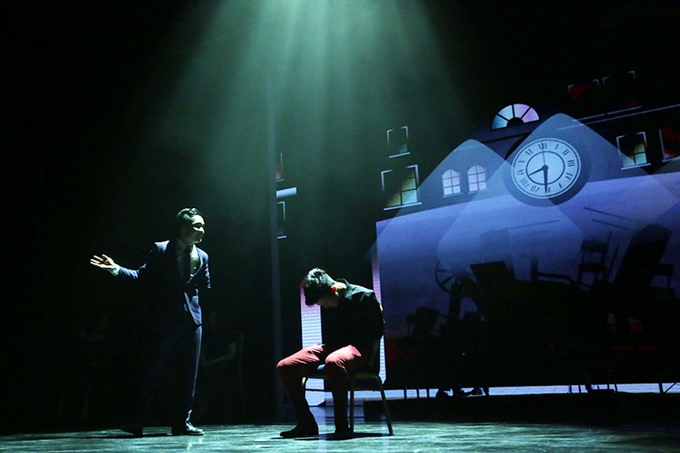 Đêm nhạc kịch thăng hoa của học sinh chuyên Hà Nội - Amsterdam - 6
Trong thế giới ảo tưởng của Marco - anh chàng bồi bàn ôm giấc mộng trở thành một nhà soạn kịch nổi tiếng, Edgar trở thành người phải hứng chịu những tủi nhục giống như những gì anh đã gây ra.