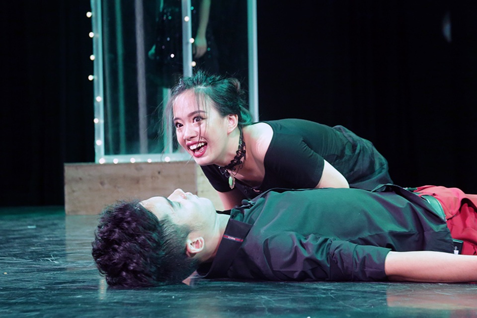 Đêm nhạc kịch thăng hoa của học sinh chuyên Hà Nội - Amsterdam - 7
Nếu như ở đời thực, Barbara chỉ được coi là một con rối trong tay Edgar, chịu sự ràng buộc, điều khiển của ông chủ thì trong những suy nghĩ mông lung của Barbara, vị trí chủ nhân – con rối đã có sự hoán đổi. Cô đào xinh đẹp trở thành người có quyền quyết định số phận của “con rối” Edgar.