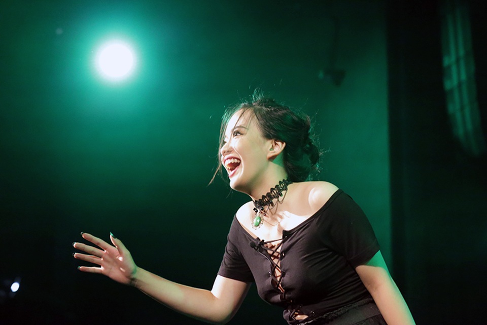 Đêm nhạc kịch thăng hoa của học sinh chuyên Hà Nội - Amsterdam - 8
Nữ sinh lớp 11 Tô Khánh Hạ đã có phần trình diễn xuất sắc khi nhập tâm hoàn toàn vào nhân vật, trải qua những diễn biến tâm lý phức tạp trong suốt trường đoạn độc thoại kéo dài 20 phút.