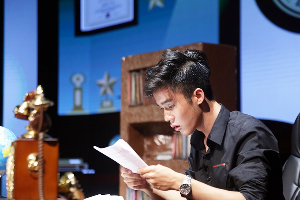 Đêm nhạc kịch thăng hoa của học sinh chuyên Hà Nội - Amsterdam - 9
Sau những phút tâm lý bị giằng xé, hối hận, sợ hãi trước sự “đổi vai” với những người cộng sự, ông chủ Edgar choàng tỉnh và thay đổi, trở thành người hiền hòa, nhẫn nại và biết thông cảm với mọi người xung quanh.