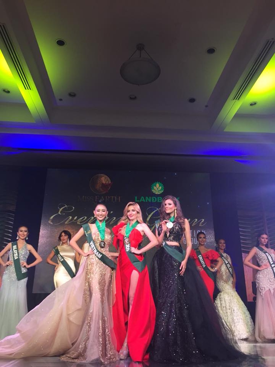 Hà Thu giành huy chương đồng thứ hai tại Hoa hậu Trái đất 2017 - 1
Hà Thu (trái) giành huy chương đồng phần thi Trình diễn trang phục dạ hội tại Hoa hậu Trái đất 2017, tối 22/10.