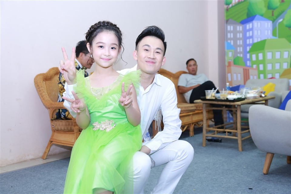 Dương Triệu Vũ cùng MC Bảo Ngọc. Vẻ dễ thương, nhan sắc của hoa hậu nhí cùng khả năng hoạt náo của cô bé khiến các vị HLV vô cùng yêu mến.