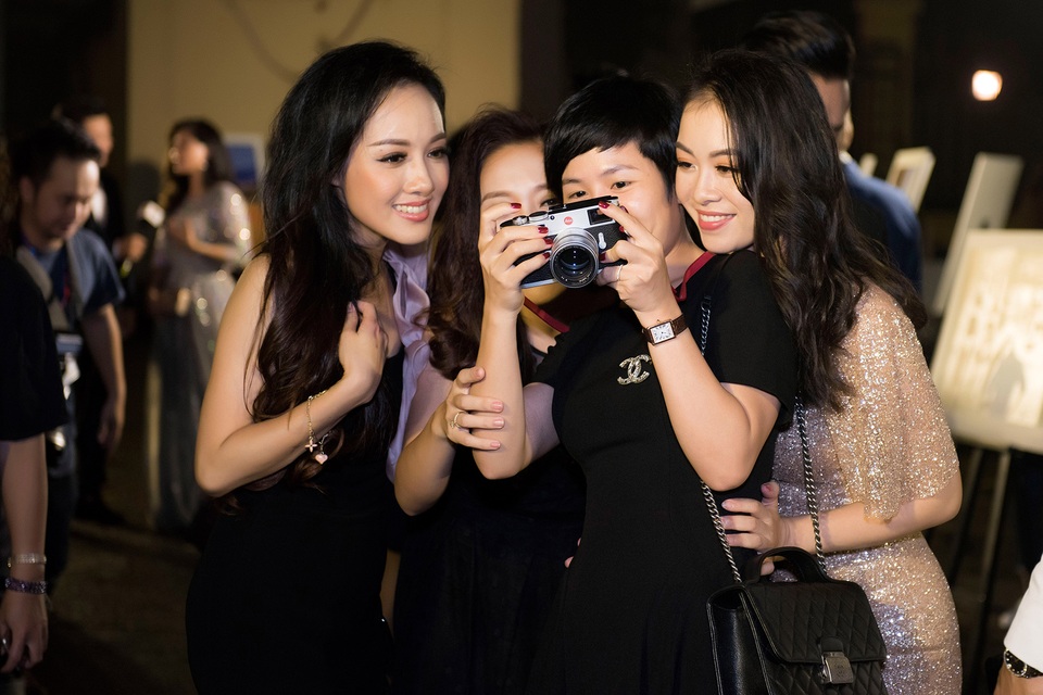 Hậu trường làm người mẫu đầy vui nhộn của 30 BTV, MC “hot” nhất VTV - 12 Hậu trường làm người mẫu đầy vui nhộn của 30 BTV, MC “hot” nhất VTV - 12
