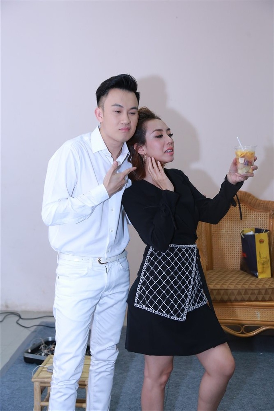 Cô vẫn khẳng định thương hiệu của một “hoa hậu hài” bằng những biểu cảm “khó đỡ” cùng đồng đội Dương Triệu Vũ.