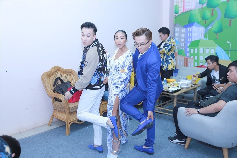 Và không hẹn mà gặp khi Dương Triệu Vũ và Đại Nghĩa vô tình mang một đôi giày có kiểu dáng và màu sắc tương đồng. “Nhân dịp” này, hai nam nghệ sĩ đã tranh thủ “đọ giày” và khá hào hứng với pha gần “đụng hàng” này.
