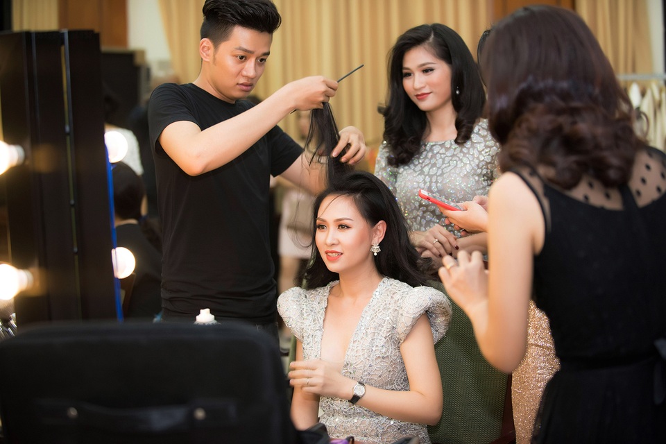 Hậu trường làm người mẫu đầy vui nhộn của 30 BTV, MC “hot” nhất VTV - 4 Hậu trường làm người mẫu đầy vui nhộn của 30 BTV, MC “hot” nhất VTV - 4