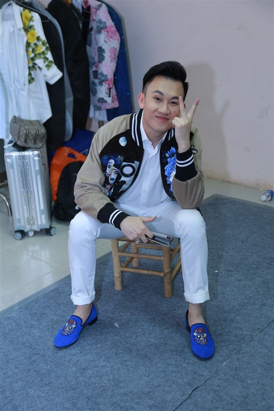 Các nam huấn luyện viên cũng chịu khó tạo dáng.