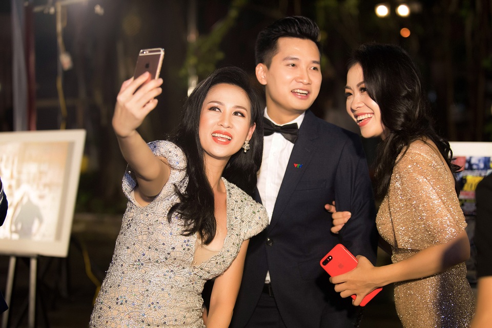 Hậu trường làm người mẫu đầy vui nhộn của 30 BTV, MC “hot” nhất VTV - 3 Hậu trường làm người mẫu đầy vui nhộn của 30 BTV, MC “hot” nhất VTV - 3