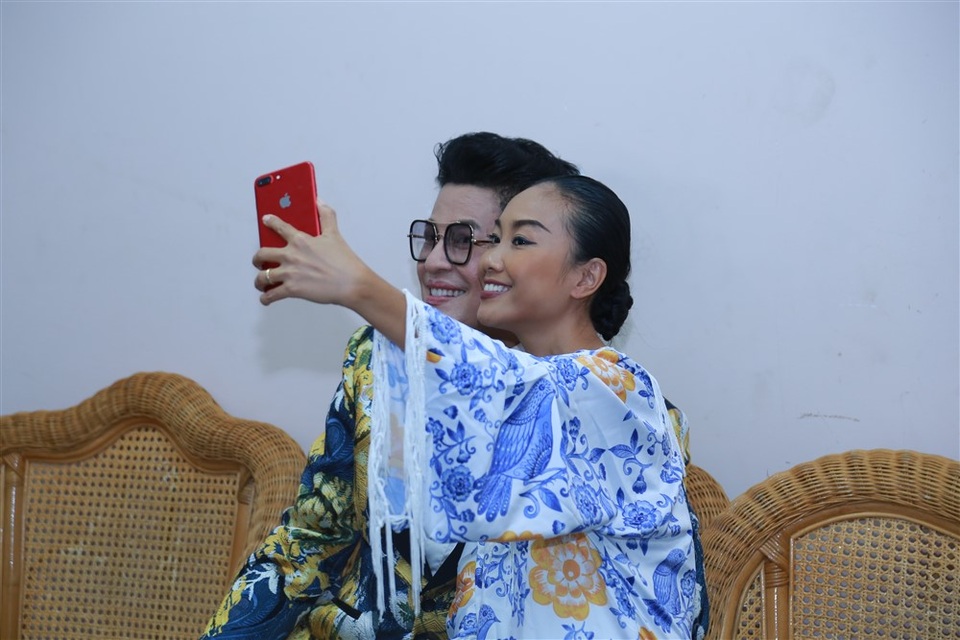 Huấn luyện viên Thanh Bạch vẫn trung thành với phong cách chỉn chu, nam tính nhưng hợp mốt với những bộ vest có màu sắc đẹp mắt. Sau những giây phút thư giãn thoải mái ở hậu trường, dàn huấn luyện viên của chương trình sẽ tiếp tục bước ra sân khấu, chứng kiến những giây phút thăng hoa của học trò.