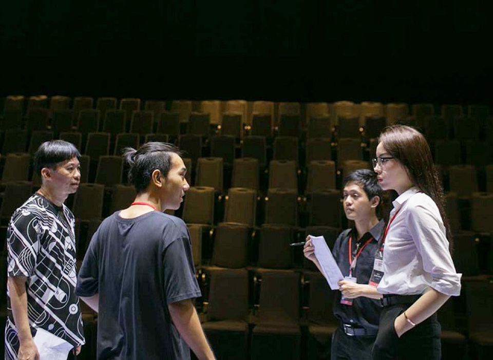 Hoa hậu Kỳ Duyên – từ giản dị đến lộng lẫy trên sàn catwalk - 3 Hoa hậu Kỳ Duyên khá chuyên tâm vào công việc của mình