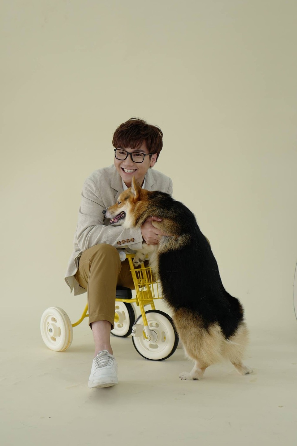 Thông qua sự xuất hiện của những người nổi tiếng cùng những chú cún vô cùng đáng yêu, chúng tôi muốn gửi gắm thông điệp rằng hãy yêu thương nhau, hãy yêu thương động vật, yêu thương con người… Công Tố kỳ vọng tất cả quý vị thấy những hình này, cùng với tấm lòng hảo tâm của mình, sẽ chung tay cùng chúng tôi xây được không chỉ 1 điểm trường cho trẻ em vùng cao còn gặp rất nhiều khó khăn”.