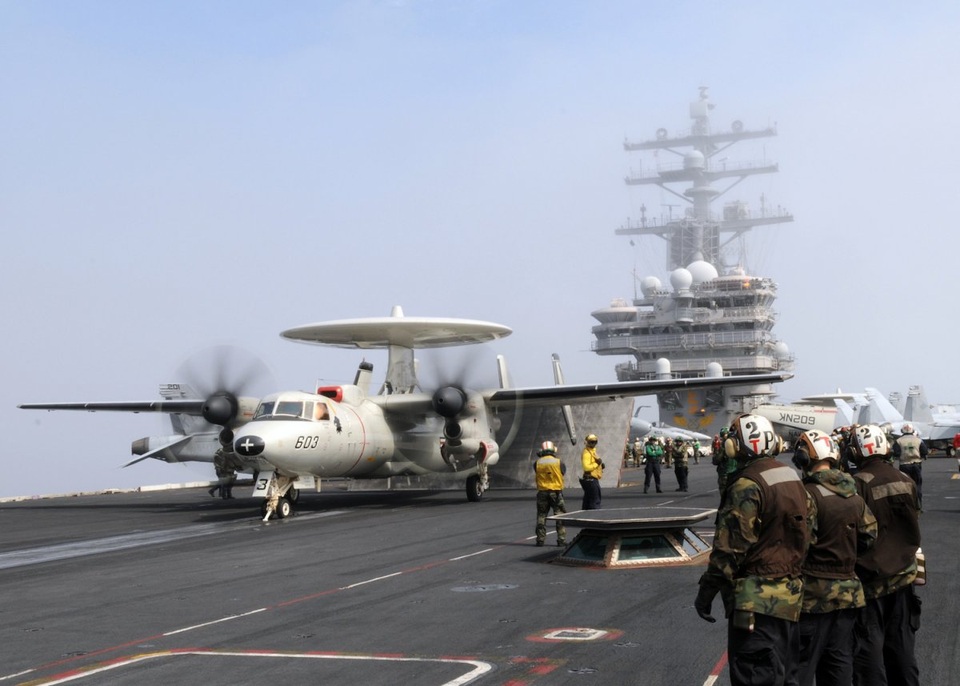 Dàn khí tài hiện đại trên 3 tàu sân bay Mỹ ở Thái Bình Dương - 4 Ngoài ra sẽ có 1 phi đội E-2C Hawkeyes. Đóng vai trò là máy bay trinh thám, E-2C được mệnh danh là “mắt diều hâu” và là một trong những “radar bay” chủ lực của Mỹ. E-2C được triển khai để kiểm soát không gian trong phạm vi 300 km, tìm kiếm và phân loại các mục tiêu cũng như dẫn đường cho các loại máy bay tiêm kích đánh chặn.