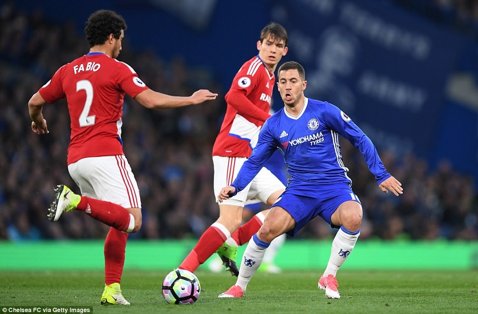 Thắng đậm Middlesbrough, Chelsea áp sát ngôi vô địch Premier League - 3
Fabio (trái) dẫn bóng lên trước sự truy cản của Hazard (phải)