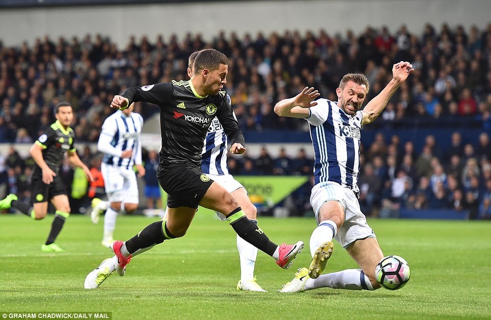 Thắng West Brom, Chelsea trở thành tân vương Premier League - 2
Hazard (trái) sút bóng trước sự truy cản của McAuley (phải)