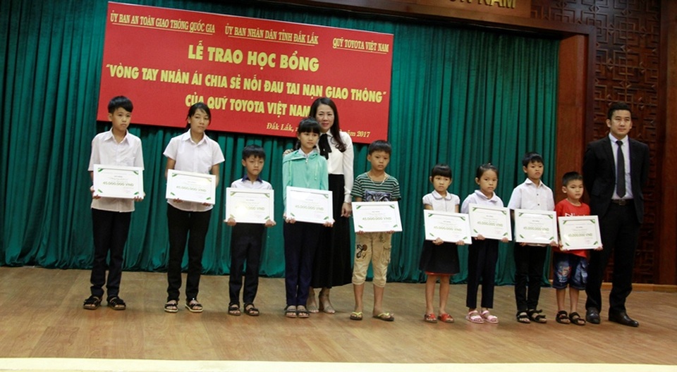 Trao học bổng cho học sinh nghèo con của nạn nhân tai nạn giao thông - 1 
9 học sinh được nhận học bổng “Vòng tay nhân ái”.
