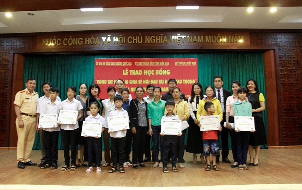 Trao học bổng cho học sinh nghèo con của nạn nhân tai nạn giao thông - 3 
Học bổng giúp các em vươn lên trong học tập và cuộc sống