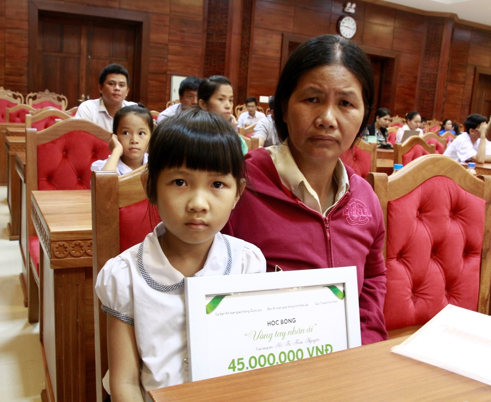 Trao học bổng cho học sinh nghèo con của nạn nhân tai nạn giao thông - 2 
Em Hà Thị Thảo Nguyên (7 tuổi) có bố mất do tai nạn giao thông