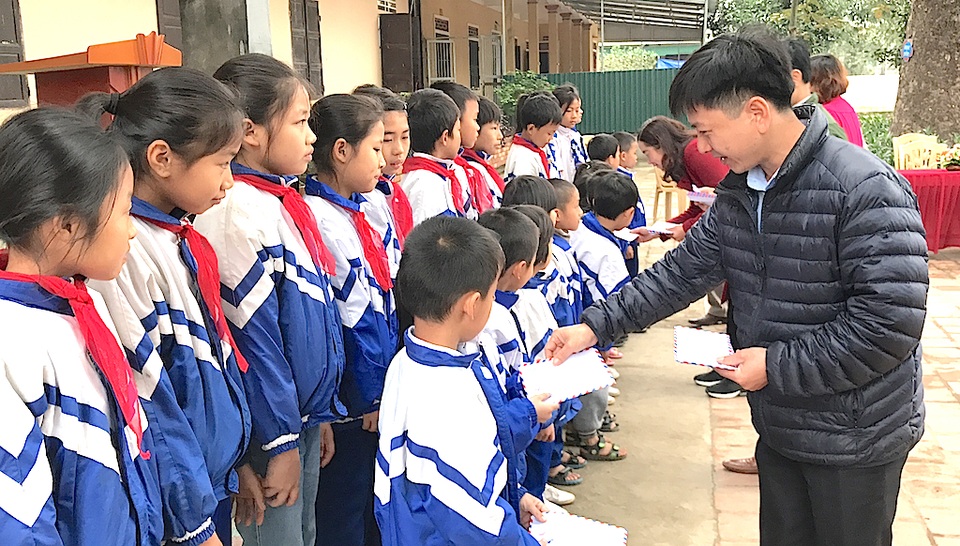 150 suất học bổng Grobest Việt Nam đến với học sinh nghèo xứ Nghệ - 2 Ông Trần Quốc Việt - Trưởng đại diện Cty Grobest Việt Nam khu vực Nghệ An - Thanh Hóa trao học bổng cho các em học sinh Trường Tiểu học Nghi Hợp, huyện Nghi Lộc.