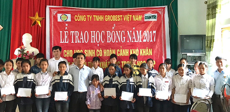 150 suất học bổng Grobest Việt Nam đến với học sinh nghèo xứ Nghệ - 11 25 em học sinh cấp 1 và 2 xã Mỹ Sơn, huyện miền núi Đô Lương đón nhận học bổng.