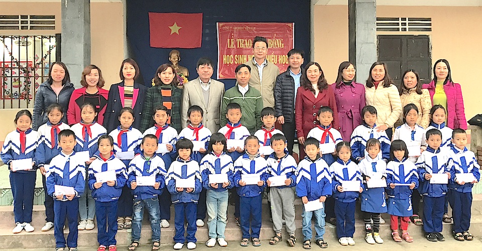 150 suất học bổng Grobest Việt Nam đến với học sinh nghèo xứ Nghệ - 3 25 em học sinh Trường Tiểu học Nghi Hợp đón nhận học bổng của nhà tài trợ.