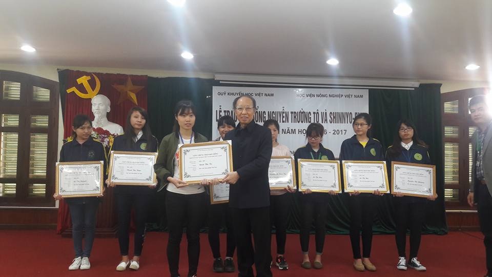 Trao 75 suất học bổng Nguyễn Trường Tộ đến sinh viên 6 trường đại học - 7
Nhà báo Phạm Huy Hoàn, Tổng Biên tập báo Dân trí, Giám đốc Quỹ Khuyến học Việt Nam trao học bổng Nguyễn Trường Tộ đến các sinh viên có hoàn cảnh khó khăn của Học viện Nông nghiệp Việt Nam