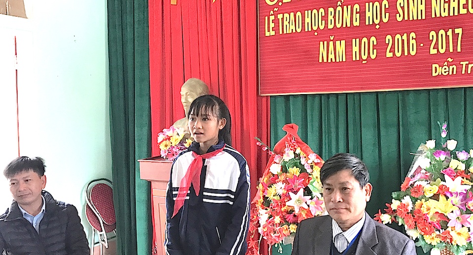 150 suất học bổng Grobest Việt Nam đến với học sinh nghèo xứ Nghệ - 5 Em Hồ Thị Mỹ Linh, học sinh lớp 9D, Trường THCS Diễn Trung nhận được học bổng cảm ơn nhà tài trợ.