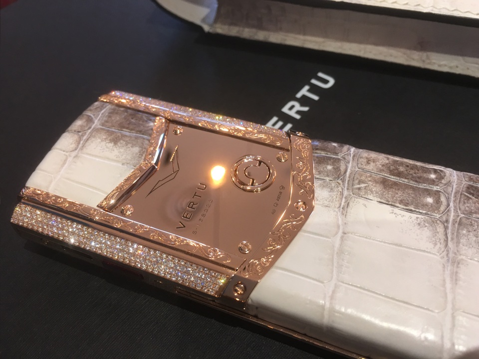 Bộ đôi Vertu Signature S đặc biệt về Việt Nam có giá lên đến 3 tỷ đồng - 11 Bộ đôi Vertu Signature S đặc biệt về Việt Nam có giá lên đến 3 tỷ đồng - 11