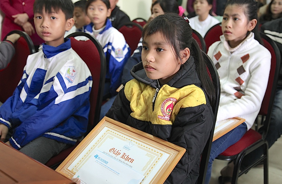 79 HS-SV xứ Nghệ được nhận học bổng Lê Mộng Đào - 2 Em Hà Thị Ngọc Diệp (học sinh lớp 5, Trường Tiểu học Dũng Hợp, xã Nghĩa Dũng, huyện miền núi Tân Kỳ, Nghệ An)